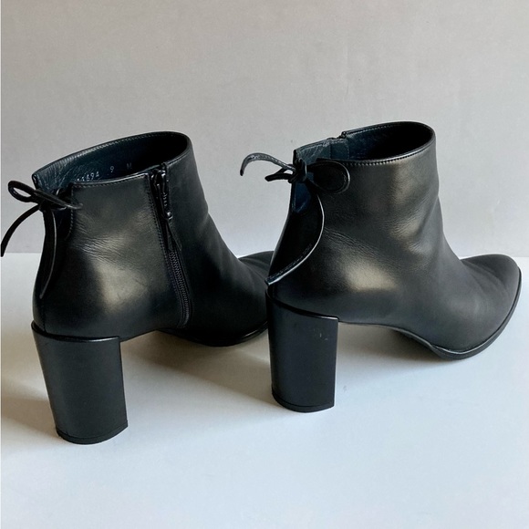 Stuart Weitzman Lofty Bootie, pointy toe, tie back. Black leather size 9. - Picture 2 of 12